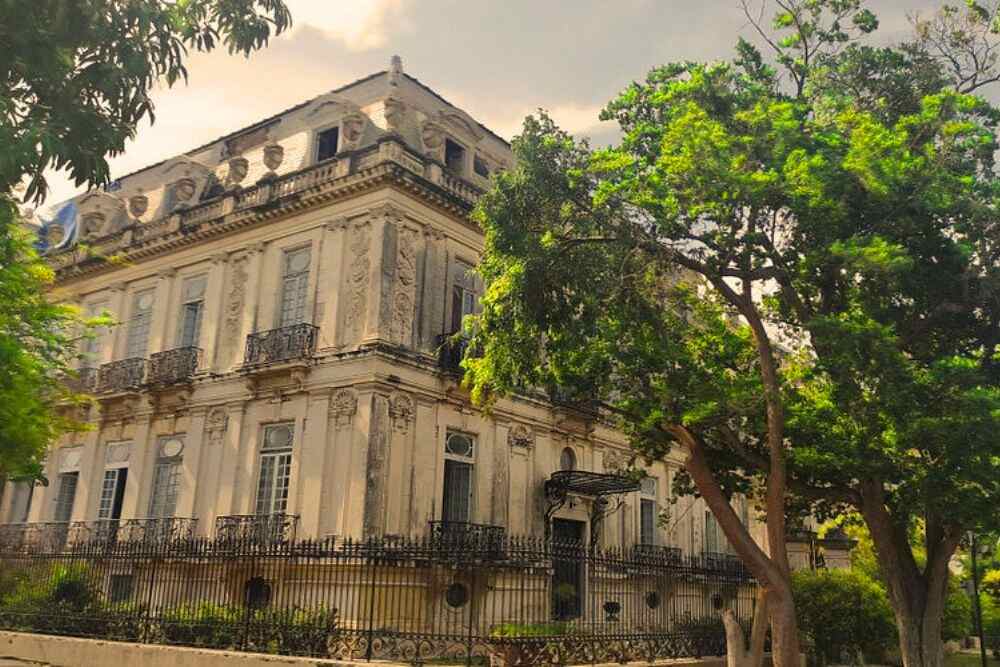 Paseo de Montejo Ice Cream, Mansions & Magical Walks